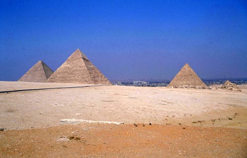Fig. 8. Vista general de las pirámides de Guiza. c. 2500 a.C. Foto Susana Alegre García.