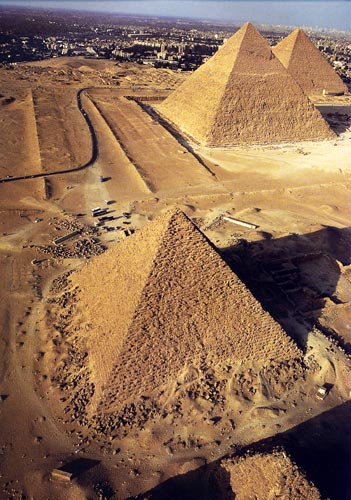 Fig. 11. Las pirámides de Guiza estás dispuestas diagonalmente NE-SO, para que ninguna tape el sol a las demás. Foto en R. M. y E. Hagen, Egipto. Hombres. Dioses. Faraones, Barcelona, 1999, p. 24.