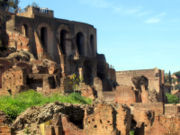 Grandes muros de contención ampliaron la zona del Palatino disponible para el complejo de edificios imperiales.
