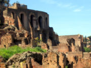 'Grandes muros de contención ampliaron la zona del Palatino disponible para el complejo de edificios imperiales.' Grandes muros de contención ampliaron la zona del Palatino disponible para el complejo de edificios imperiales.