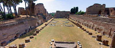 'El Estadio en el Palatino, quizá en origen un jardín particular de los emperadores.' El Estadio en el Palatino, quizá en origen un jardín particular de los emperadores.