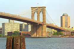 Puente de Brooklyn sobre el río East, Nueva York (USA)