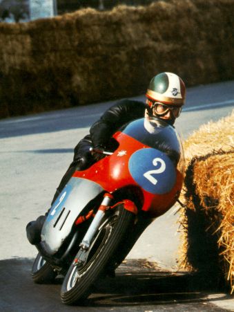 http://www.larapedia.com/motociclismo/Giacomo-Agostini_clip_image012.jpg